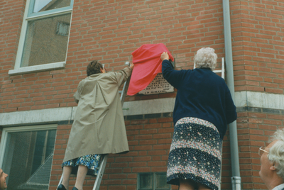 863266 Afbeelding van de dames Beppie Klein-van Berkel (links) en Marie Mersman-van der Zouw, die het beeldje 'Het ...